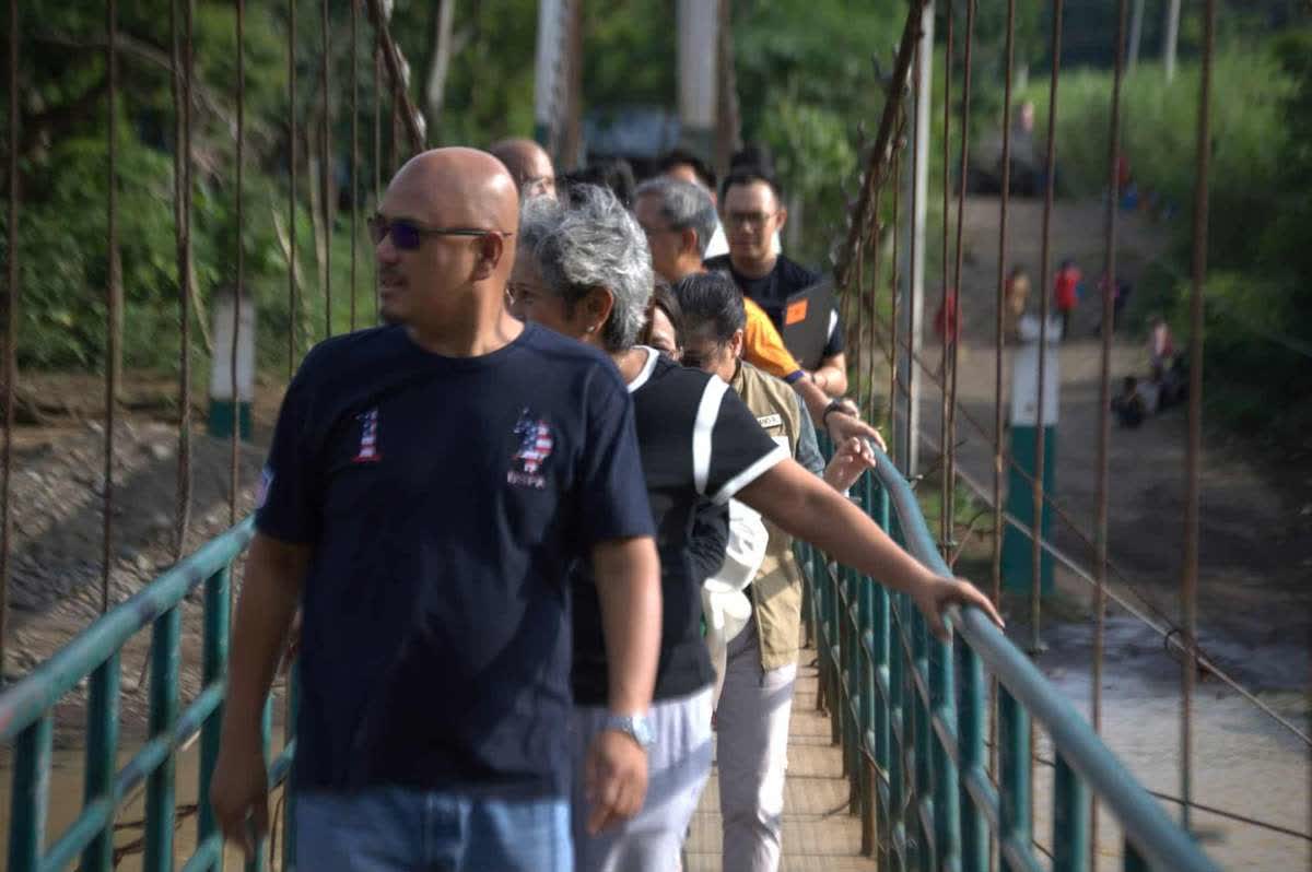 National disaster officials descended on Negros Occidental’s Moises Padilla town for a rigorous on-site evaluation of two P300 million bridge projects — part of the Kanlaon Recovery and Development Program — as local officials pressed for swift approval to end decades of life-threatening accessibility gaps during volcanic crises. They walked the rickety hanging bridge linking Barangay 1 and Barangay Inolingan to witness firsthand the hazard that forced 120 households to shelter in place during Kanlaon Volcano’s ashfall on October 24, 2025. Currently, the communities rely on that 20-year-old hanging bridge and a flood-prone spillway — both of which become impassable during heavy rains or volcanic mudflows.