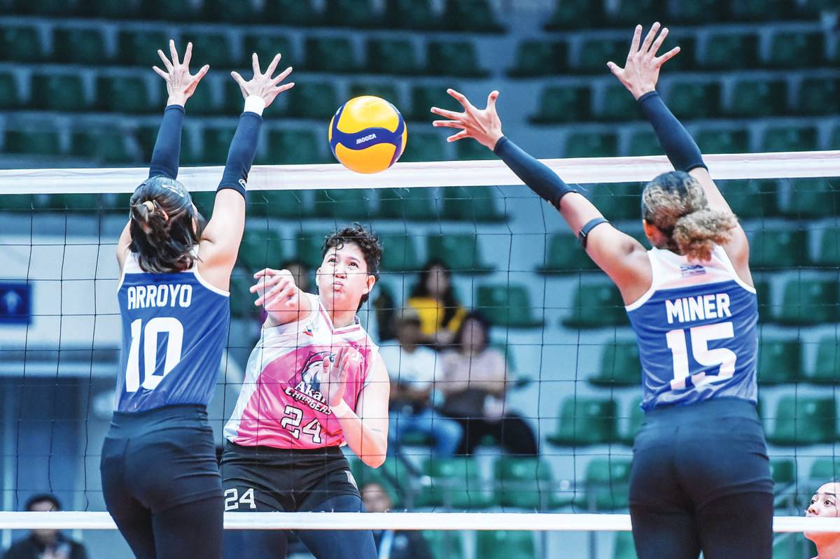 Negrense Christine Joy Soyud of the Akari Power Chargers scores against two ZUS Coffee Thunderbelles defenders. (PVL photo)