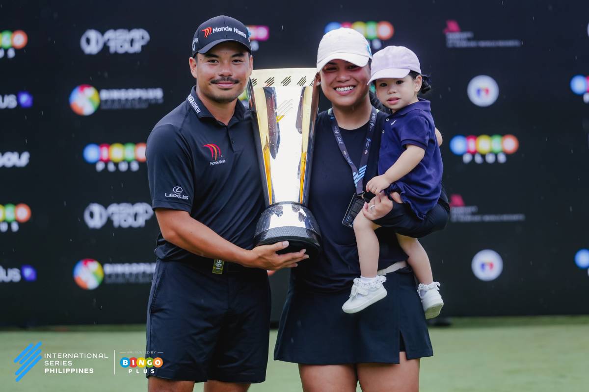 The winner: Miguel Tabuena, with his family