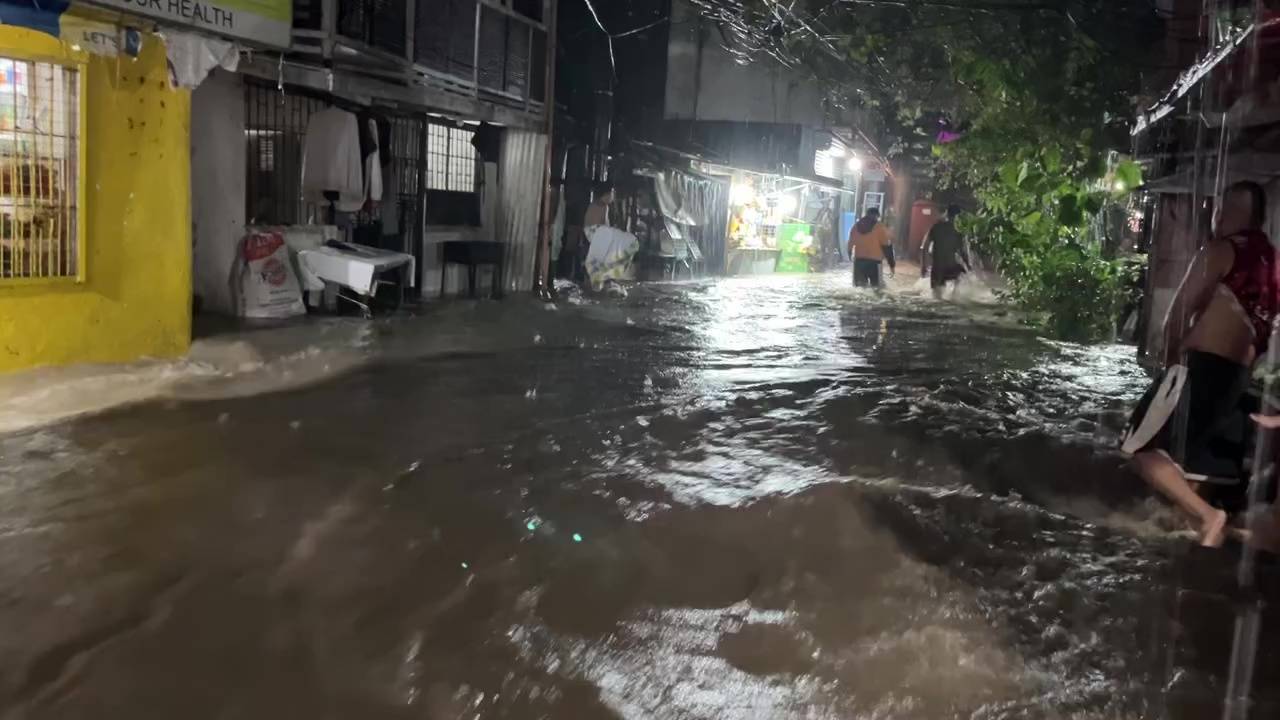 Floods hit 12 Bacolod brgys; 150 residents displaced