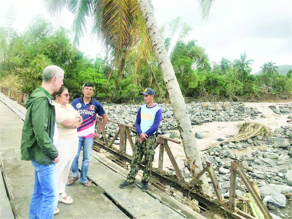 Negros Occidental Governor Eugenio Jose Lacson visited the areas affected by Typhoon “Tino” in the municipalities of La Castellana and Moises Padilla on Monday, November 10, 2025. He was joined by La Castellana Mayor Añejo Nicor and Vice Mayor Rhummyla Mangilimutan in inspecting the impassable bridges damaged by the typhoon in Taytay Bungahin, Taytay Taborda-Igpanulong, and Sitio 92. (Negros Occidental provincial government photo)