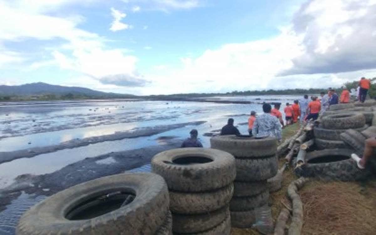 Gov’t mulls case vs. URC over Negros waste spill