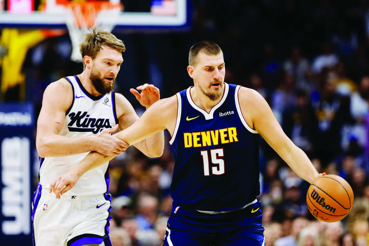 Denver Nuggets center Nikola Jokic (right) dribbles the ball up court as Sacramento Kings forward Domantas Sabonis defends. (Isaiah J. Downing / Imagn Images)