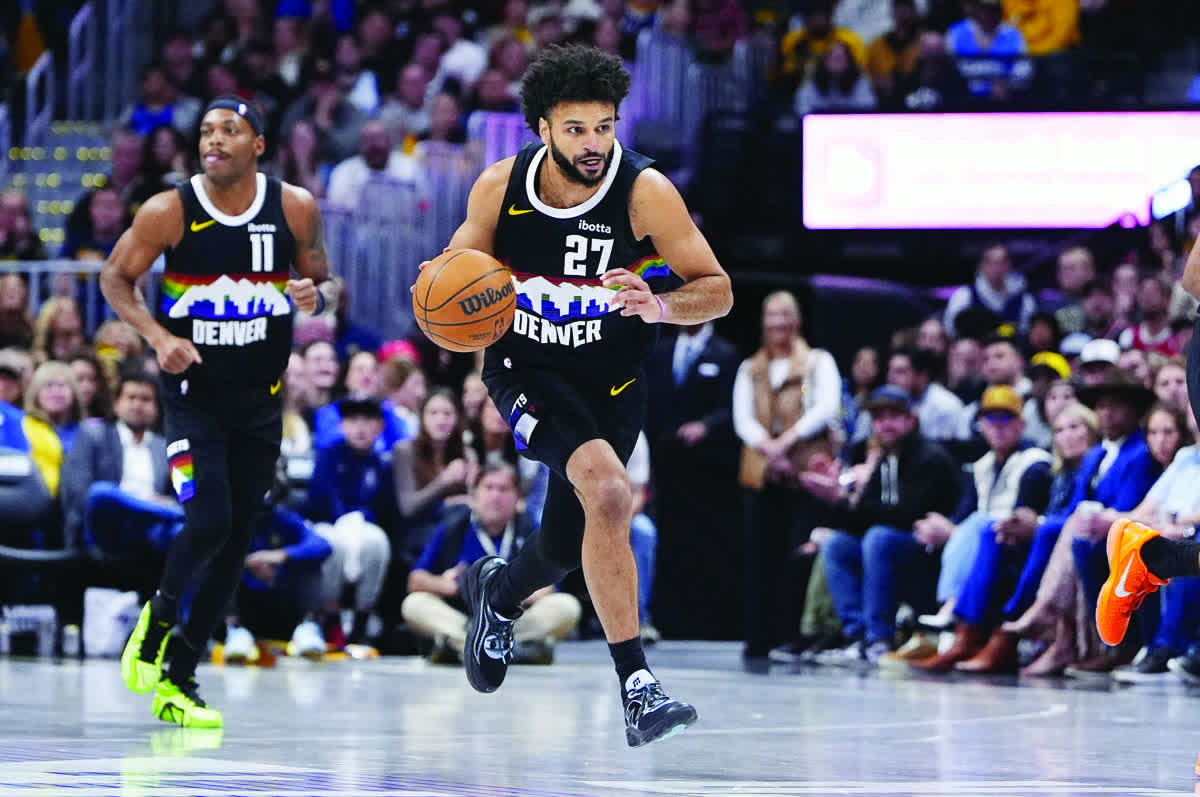 Denver Nuggets guard Jamal Murray drives to the net against the Chicago Bulls. (Ron Chenoy / Imagn Images)