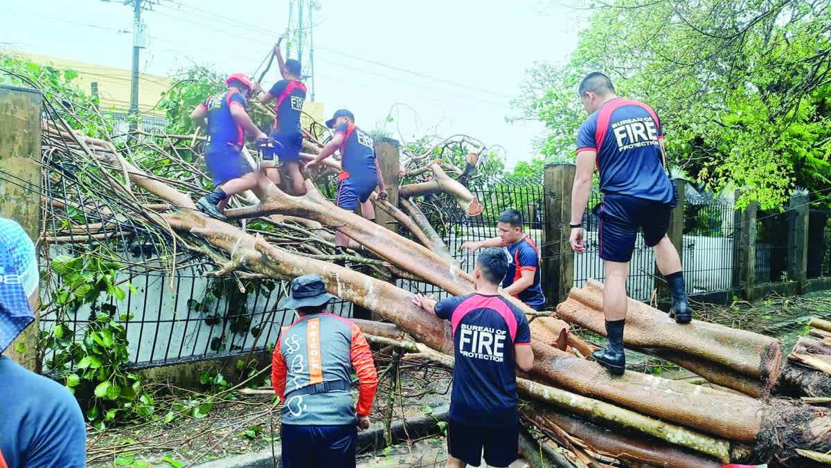 Thousands flee homes:Over 2,000 families evacuate as ‘Tino’ hits Bacolod