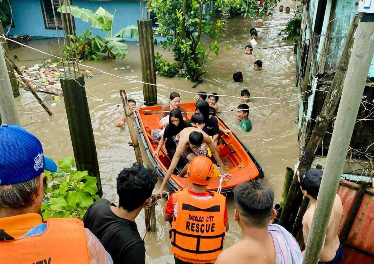 8.3-K Bacolodnons displaced by floods, initial relief aid distributed