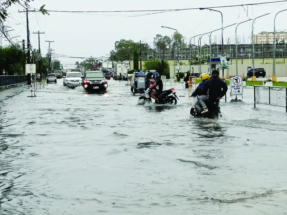 Heavy rains caused flooding in some areas of Bacolod City before Tropical Depression “Verbena” made landfall over Surigao del Sur late yesterday afternoon, November 24, 2025. Amid rising water levels, the City Disaster Risk Reduction and Management Office, rapid drainage response teams and key local government agencies are actively responding as Bacolod and Negros Occidental will experience heavy to intense rainfall today until Wednesday, November 26. Continuous drainage clearing, on-ground assessments and quick action teams are in place to manage the effects of the nonstop rainfall. (Bacolod Stronger Together / Facebook photo)