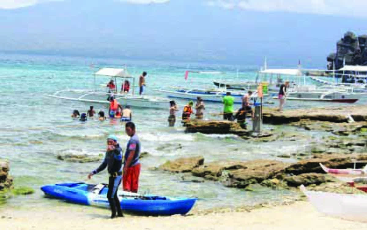 Visitors flock to Apo Island in Dauin, Negros Oriental, on motorboats in this undated photo. The Protected Area Management Board of the island has allocated some P130,000 for a study that will determine the best type of docking facility that supports development and is environmentally sustainable. (PNA / File photo)