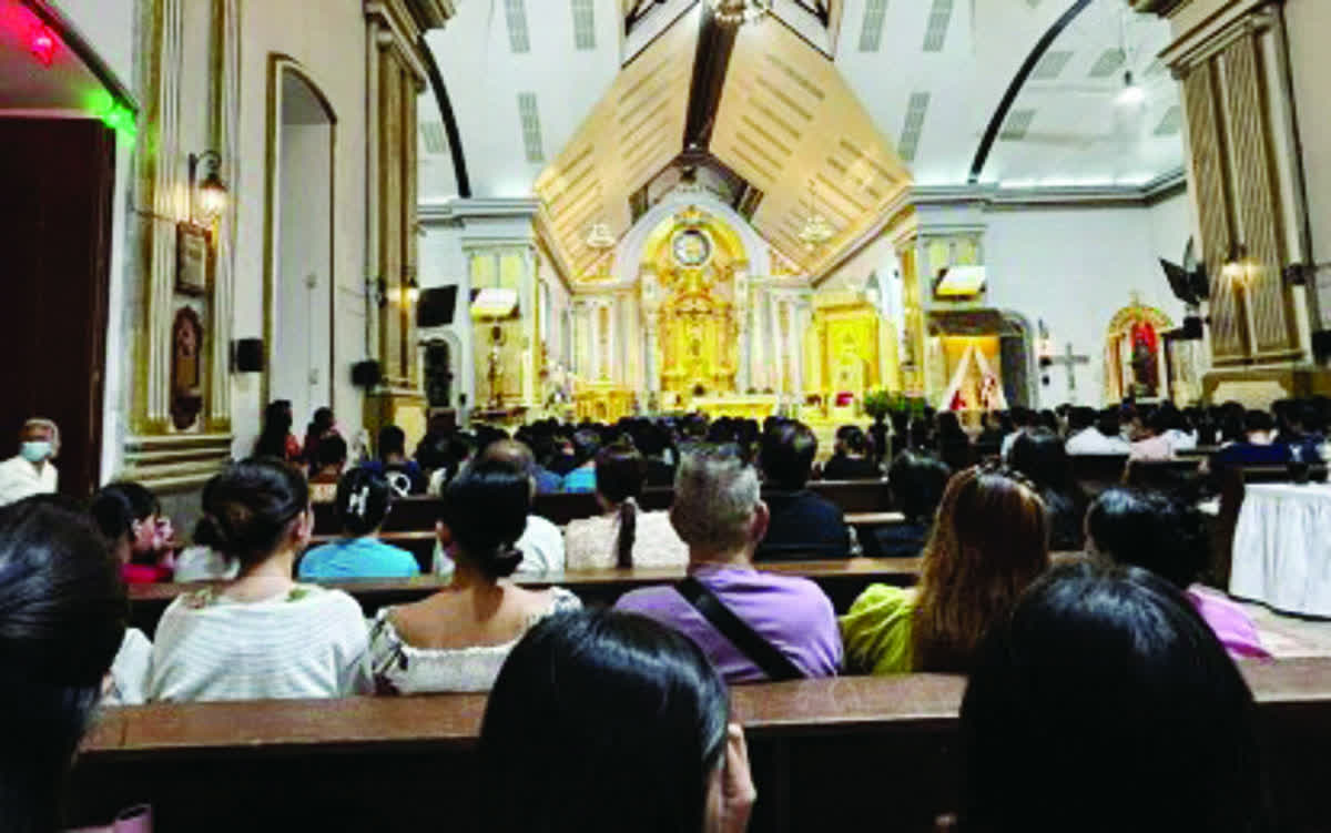 The Cathedral of St. Catherine of Alexandria in Dumaguete City, Negros Oriental is fully packed during the Simbang Gabi. The entire police force in the province will be deployed to keep the people safe and maintain public safety during the holiday season. (PNA photo)