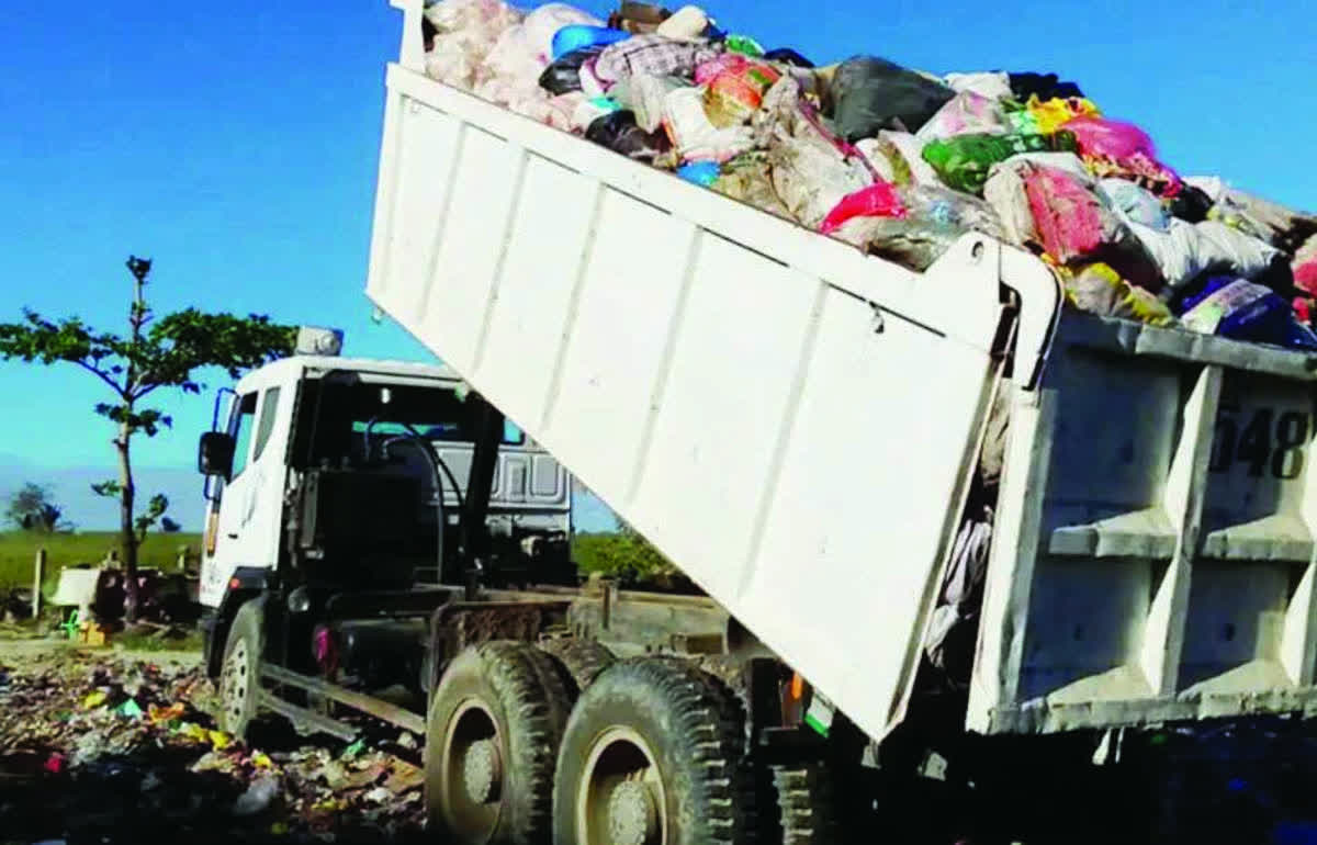 The Bacolod City government will formalize an agreement with a new private garbage collector after the city council approved Mayor Greg Gasataya’s request to sign separate service contracts for the city’s solid waste management project. (Bombo Radyo Bacolod photo)
