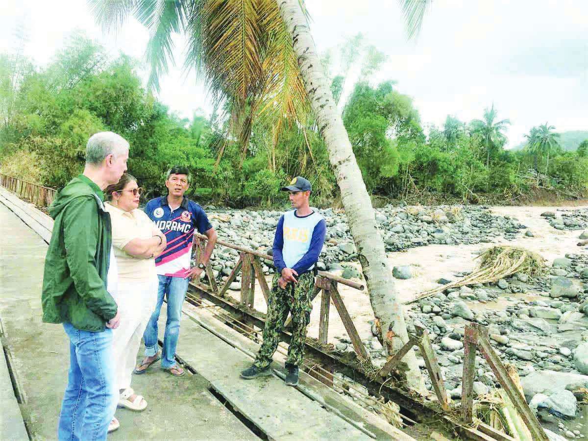 Negros Occidental Governor Eugenio Jose Lacson joined La Castellana Mayor Añejo Nicor and Vice Mayor Rhummyla Mangilimutan in inspecting the impassable bridges damaged by Typhoon “Tino” in Taytay Bungahin, Taytay Taborda-Igpanulong, and Sitio 92. (Negros Occidental provincial government / File photo)