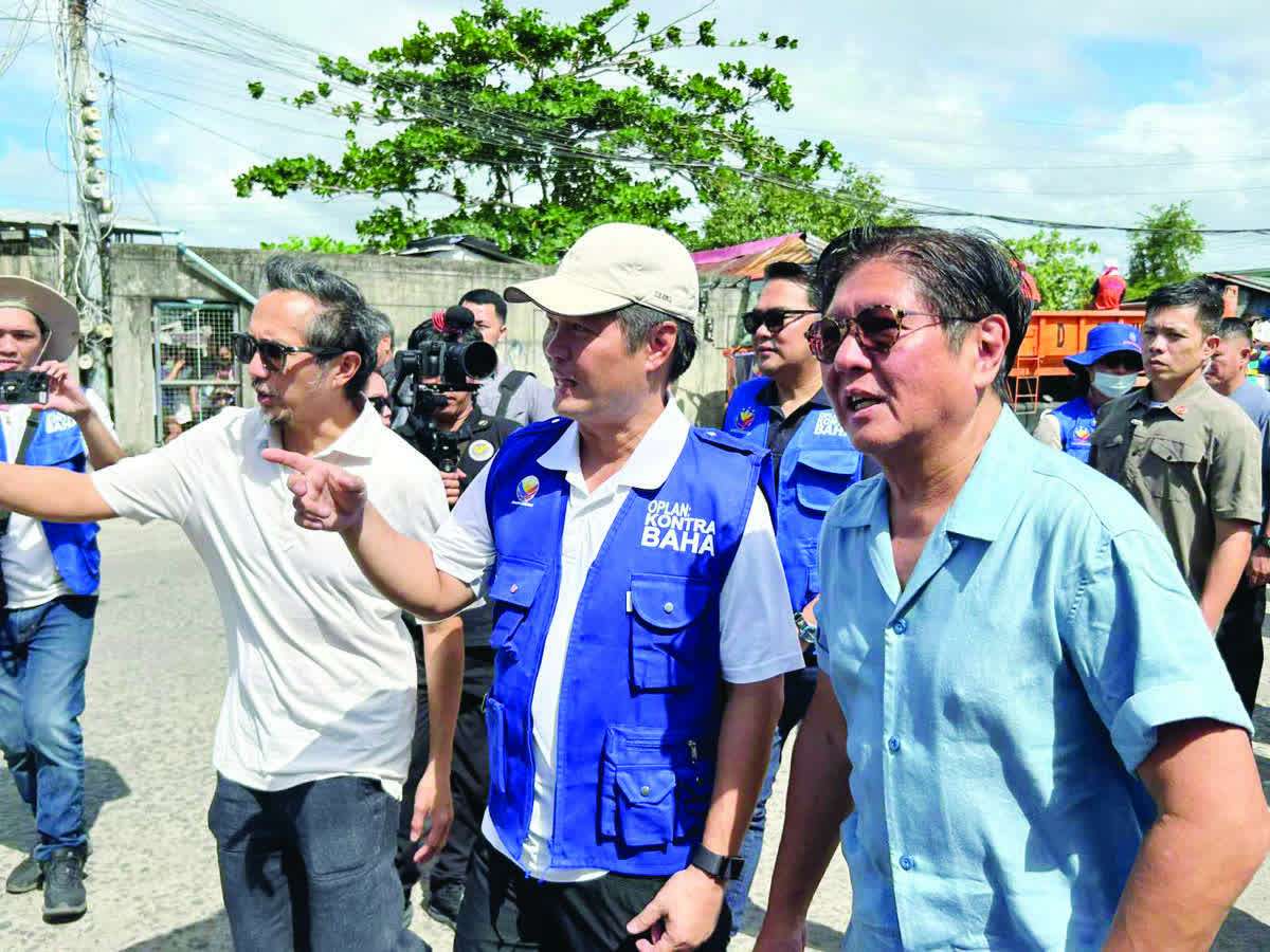 President Ferdinand Marcos Jr. (right), along with Public Works Secretary Vince Dizon (left) and Bacolod City Lone District Representative Alfredo Abelardo Benitez, inspected Mambuloc Creek in Barangay 2, one of the sites of the city’s ongoing Oplan Kontra Baha operations yesterday, December 12, 2025, giving the president an opportunity to show the progress of clearing and restoring the waterways. (Albee Benitez / Facebook photo)