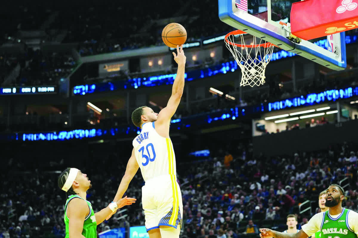 Golden State Warriors guard Stephen Curry shoots against Dallas Mavericks guard Ryan Nembhard. (Darren Yamashita / Imagn Images)