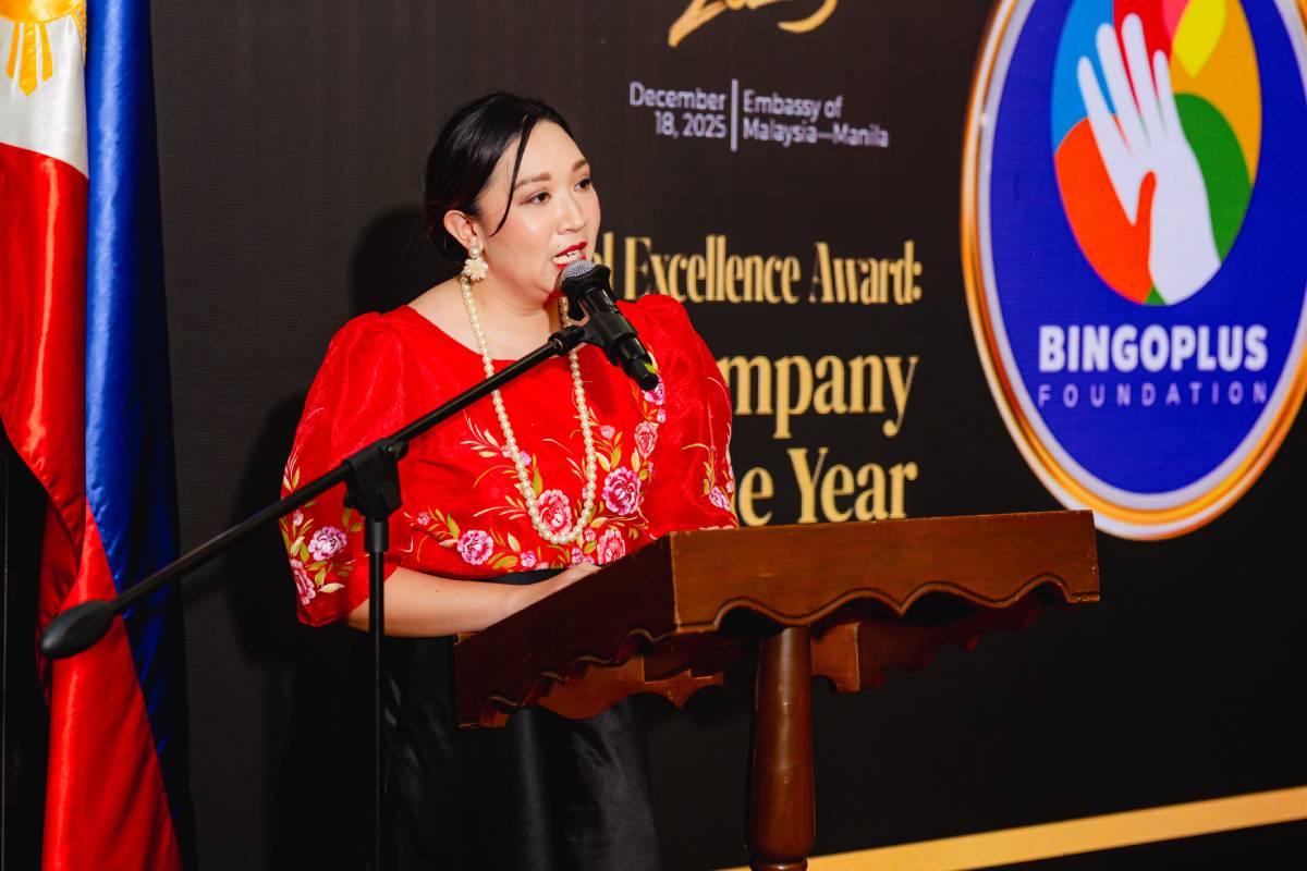 Ms. Angela Camins-Wieneke delivering a thank-you speech on behalf of the foundation.