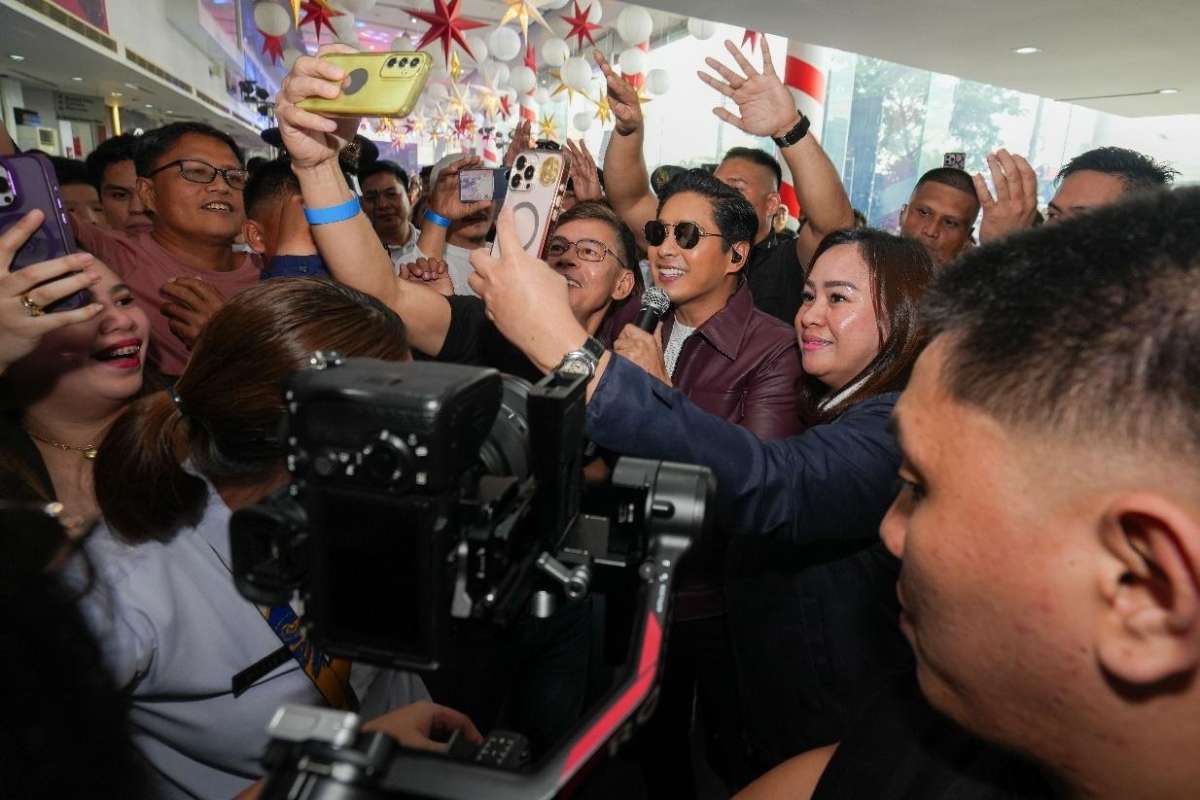 Coco Martin taking pictures with Tamaraw owners while performing 