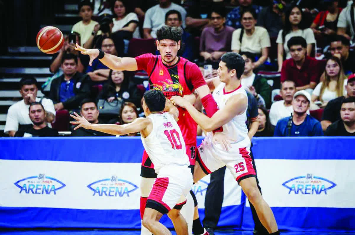 San Miguel Beermen star June Mar Fajardo against Barangay Ginebra San Miguel Kings’ Japeth Aguilar and Nards Pinto in Game 4 of the PBA Season 50 Philippine Cup semifinals. (PBA Images)