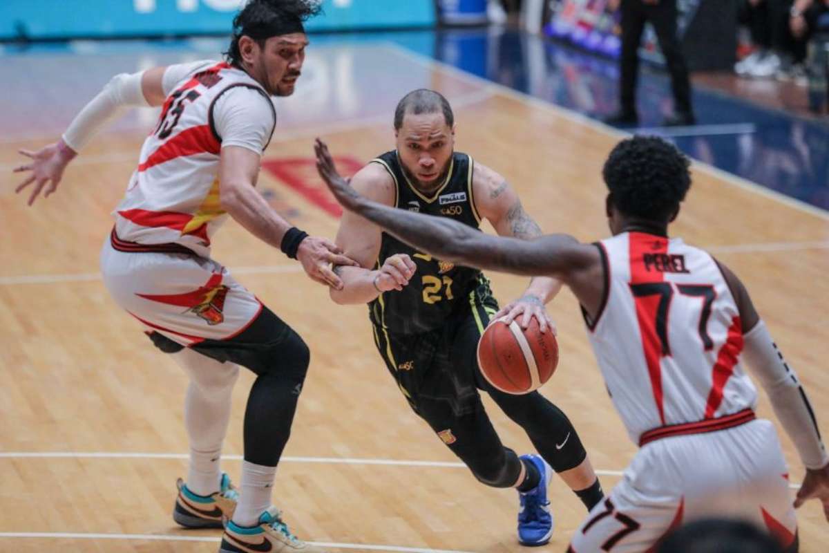 TNT Tropang 5G veteran Kelly Williams in action against June Mar Fajardo in Game 1 of the PBA Season 50 Philippine Cup finals. (PBA Images)