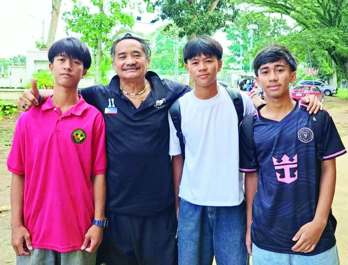Filipino-Australian football mentor Elmer “Lacknet” Bedia with some Negrense booters. (Contributed photo)