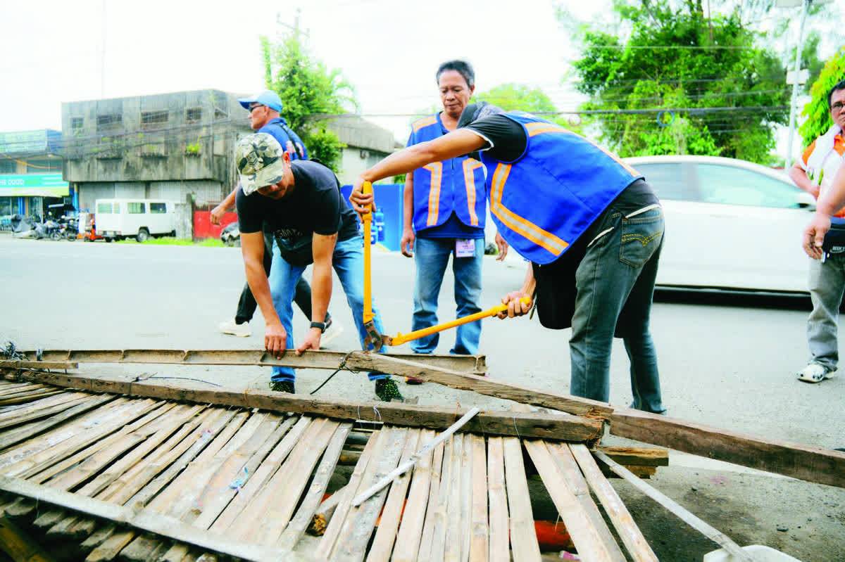 The owners of the affected houses and small businesses were earlier issued a two-week notice, giving them time to voluntarily remove portions of their structures that encroached on the road. (Bacolod City Communications Office photo)