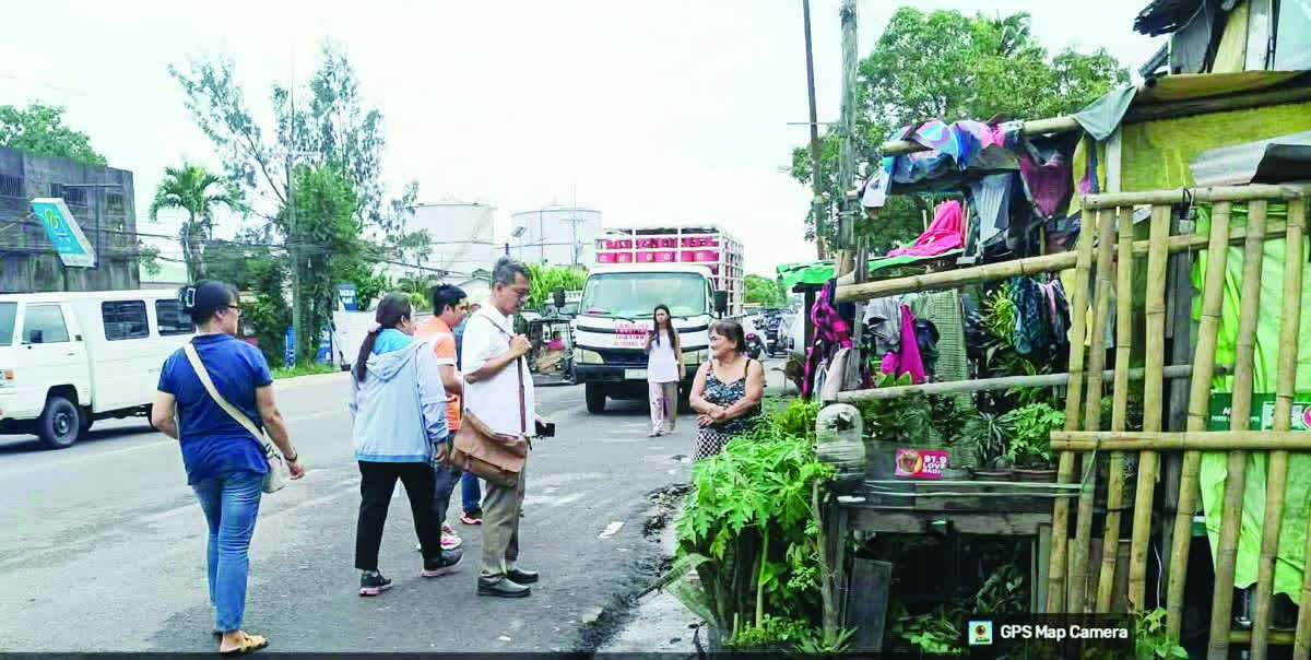 Bacolod enforces illegal structure clearing