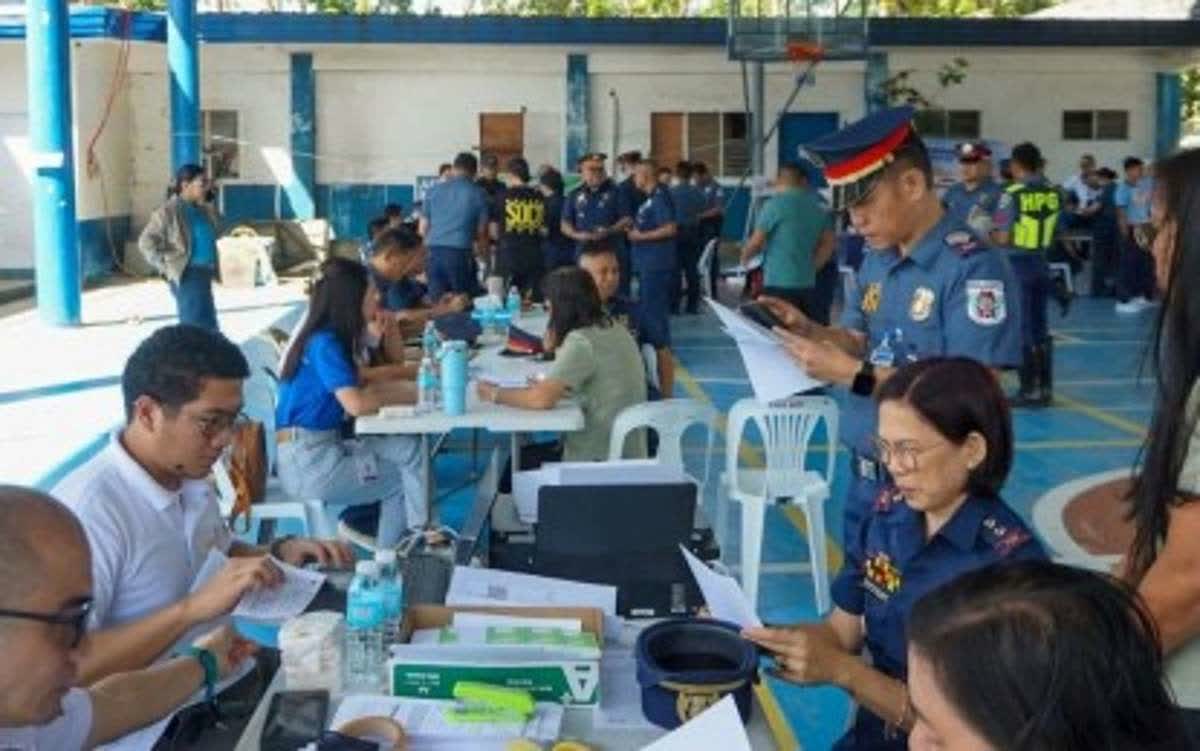 Negrense cops, dependents avail of one-stop-shop frontline services