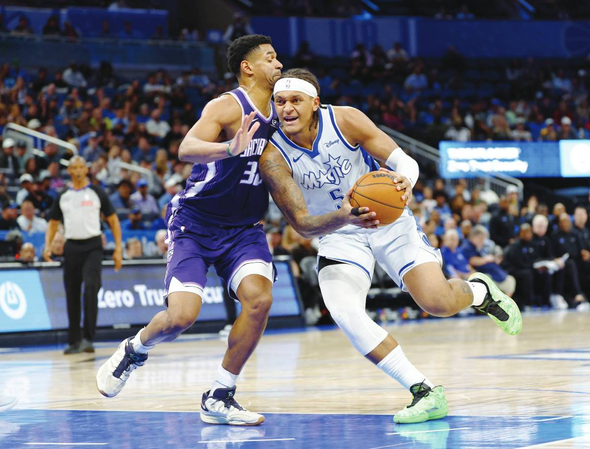 Orlando Magic forward Paolo Banchero (right) drives to the basket as Sacramento Kings center Dylan Cardwell attempts to defend in the second half. (Russell Lansford / Imagn Images / Reuters)