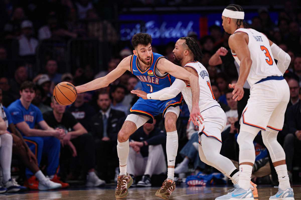 Oklahoma City Thunder center Chet Holmgren (left) is guarded by New York Knicks guard Jalen Brunson. (Vincent Carchietta / Imagn Images)