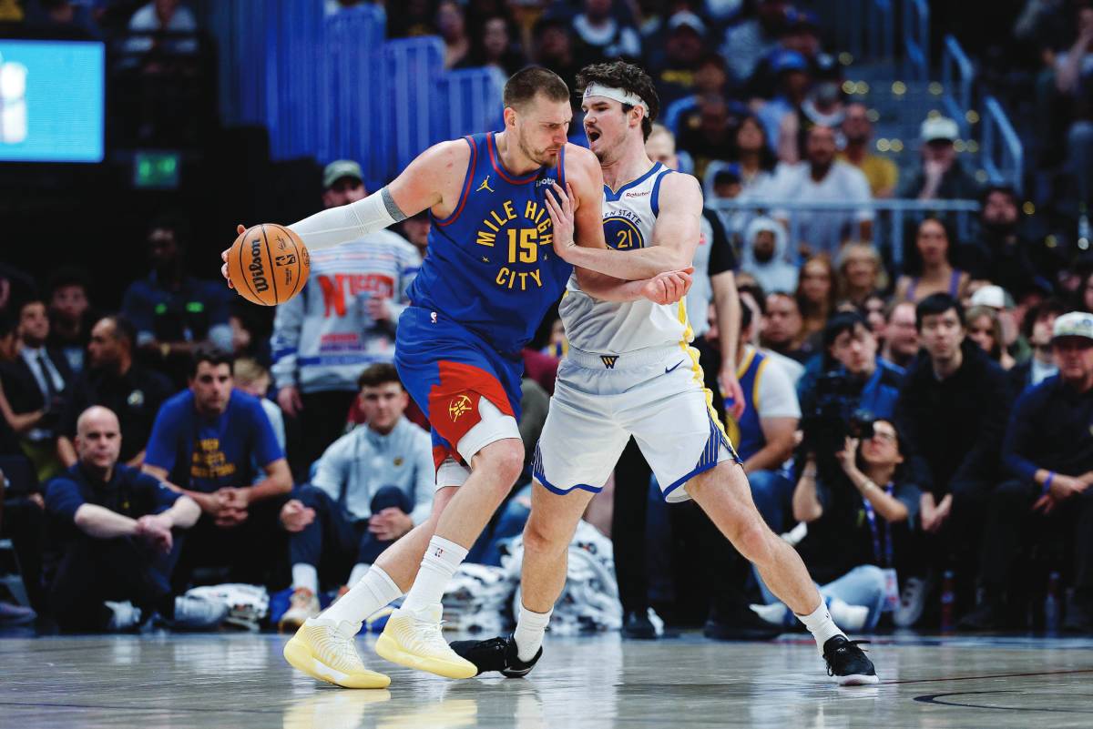 Denver Nuggets center Nikola Jokic (left) controls the ball as Golden State Warriors center Quinten Post guards. (Isaiah J. Downing / Imagn Images)