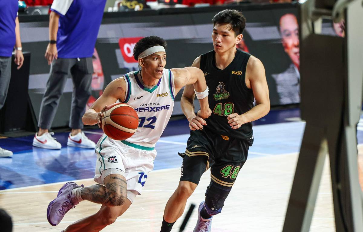 Alec Stockton (left) of the Converge FiberXers against Chon Pong Lao of the Macau Black Knights. (PBA Media photo)
