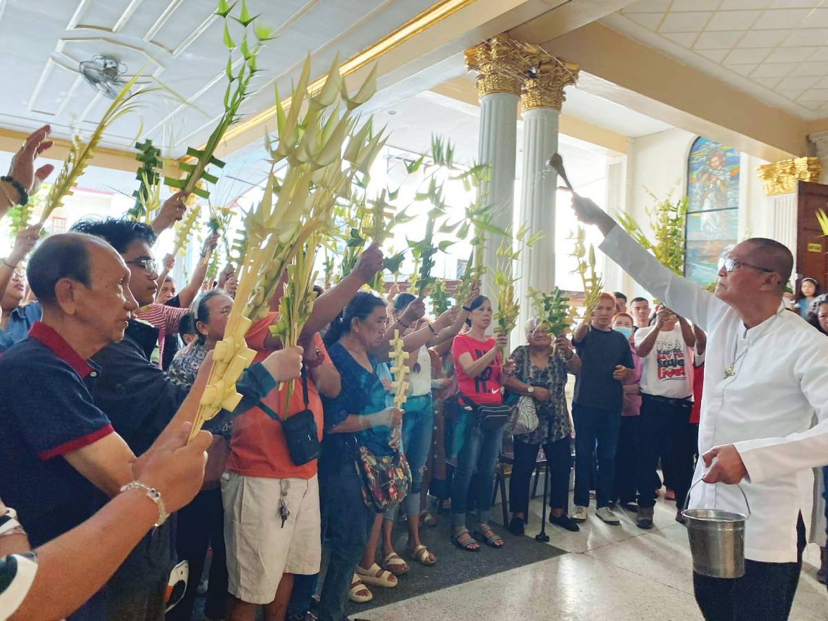 Devotees and churchgoers gathered at San Sebastian Cathedral in Bacolod City for the observance of Palm Sunday of the Lord’s Passion, where the blessing of palms was held after Mass at the cathedral’s extension area yesterday, March 29, 2026. (Cesar Jolito III / WDJ photo) 