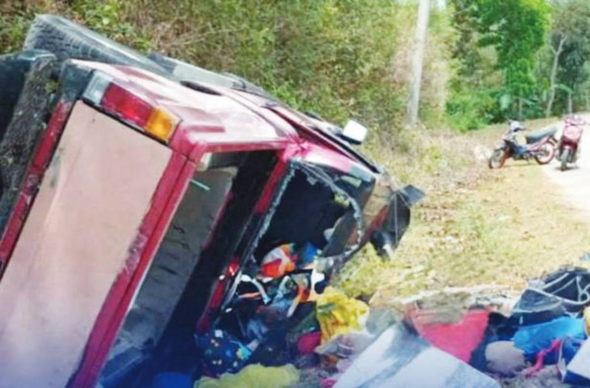 Seven passengers sustained minor injuries when a driver of a truck lost control of the vehicle while descending a portion of the national road at Sitio Magtanday in Sipalay City’s Barangay Camindangan on Easter Sunday, April 5, 2026. (dyHB RMN Bacolod photo)
