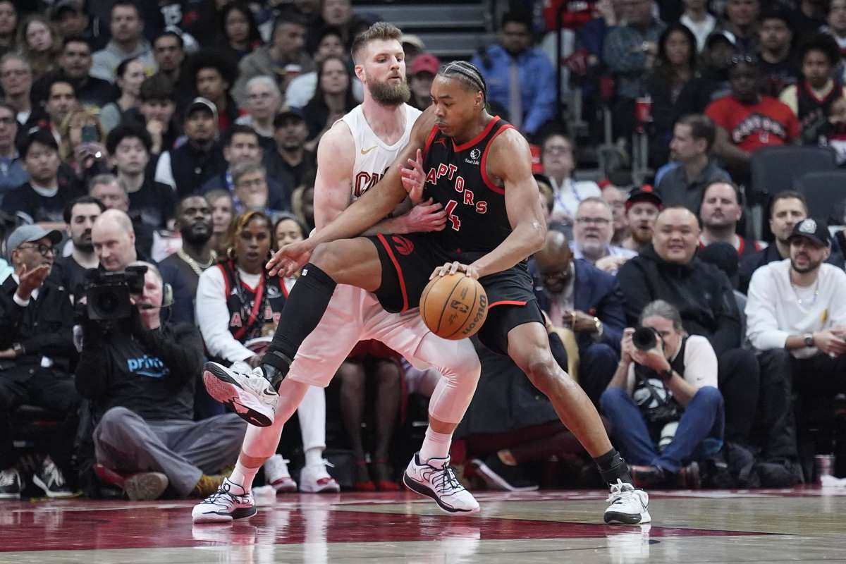 Toronto Raptors guard Scottie Barnes (right) drives to the basket against Cleveland Cavaliers forward Dean Wade. (John E. Sokolowski / Imagn Images / Reuters)