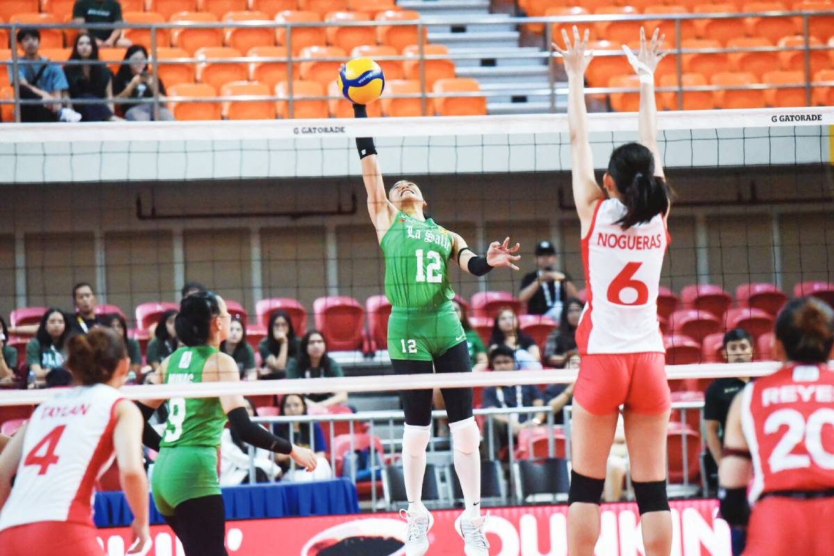 Negrense Angel Canino of the De La Salle University Lady Spikers was forced to take a tough shot. (UAAP photo)