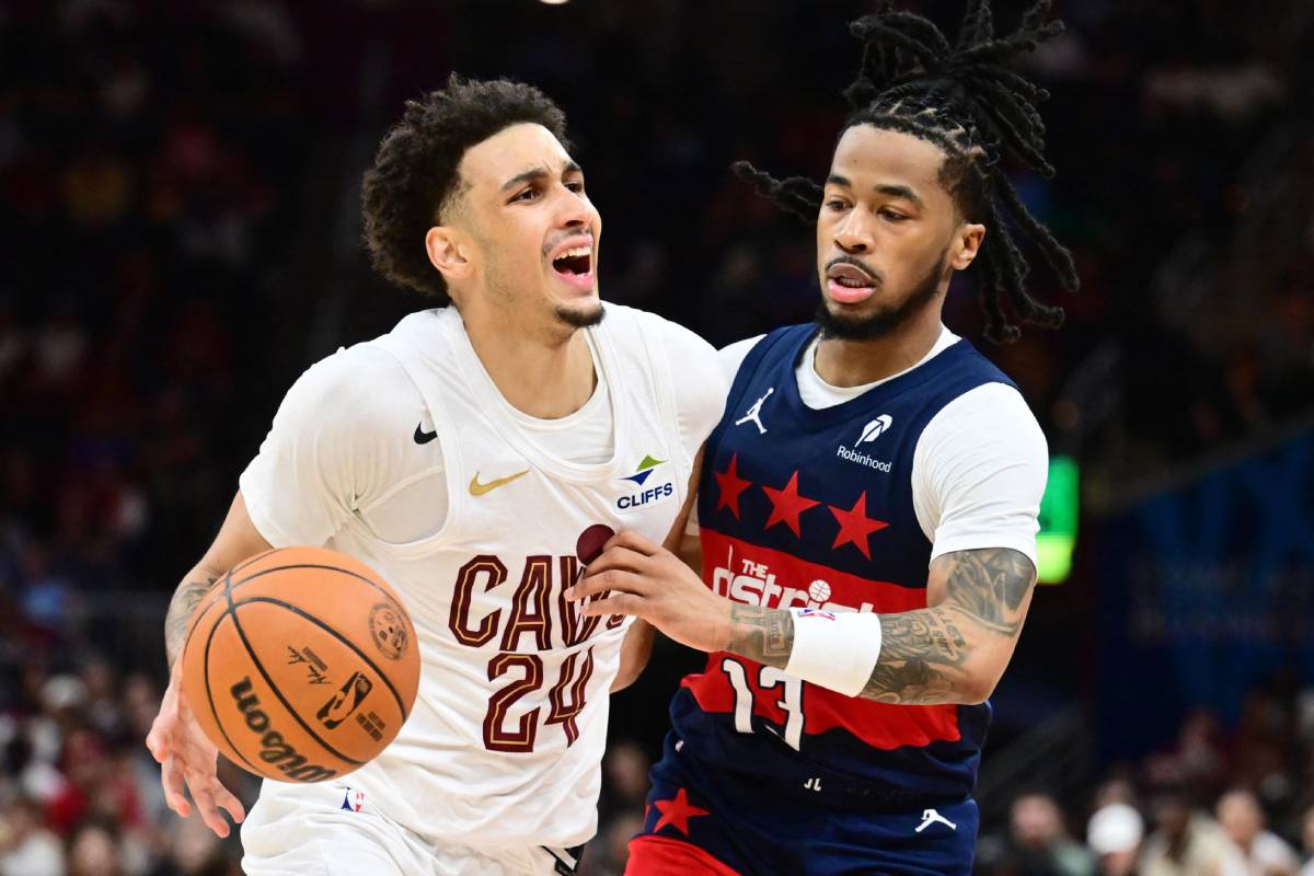 Cleveland Cavaliers guard Tyrese Proctor (left) drives to the basket against Washington Wizards guard Sharife Cooper. (Ken Blaze / Imagn Images)