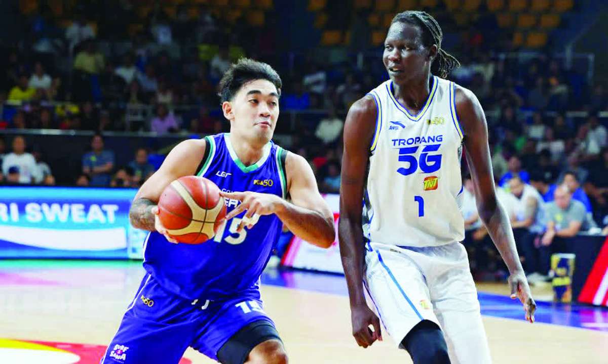 Converge FiberXers big man Justin Arana facing TNT Tropang 5G’s import Bol Bol. (PBA Images)