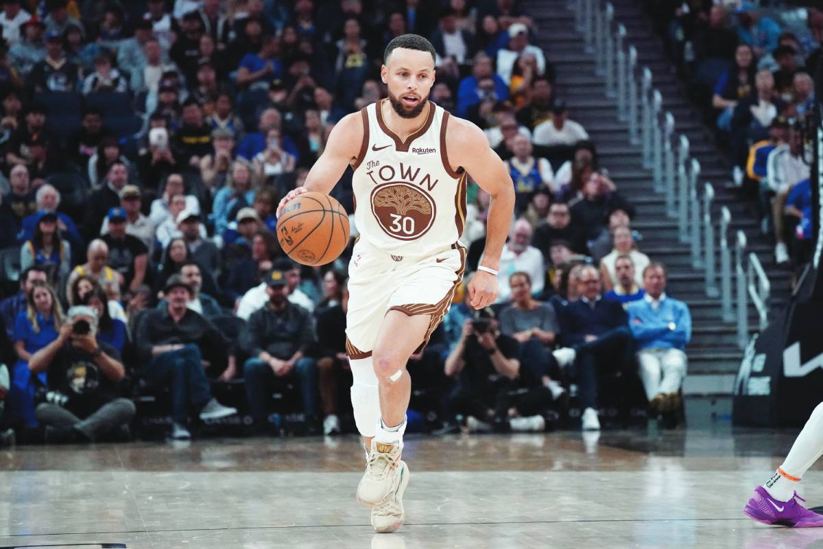 Curry steps up late to help Warriors survive Kings