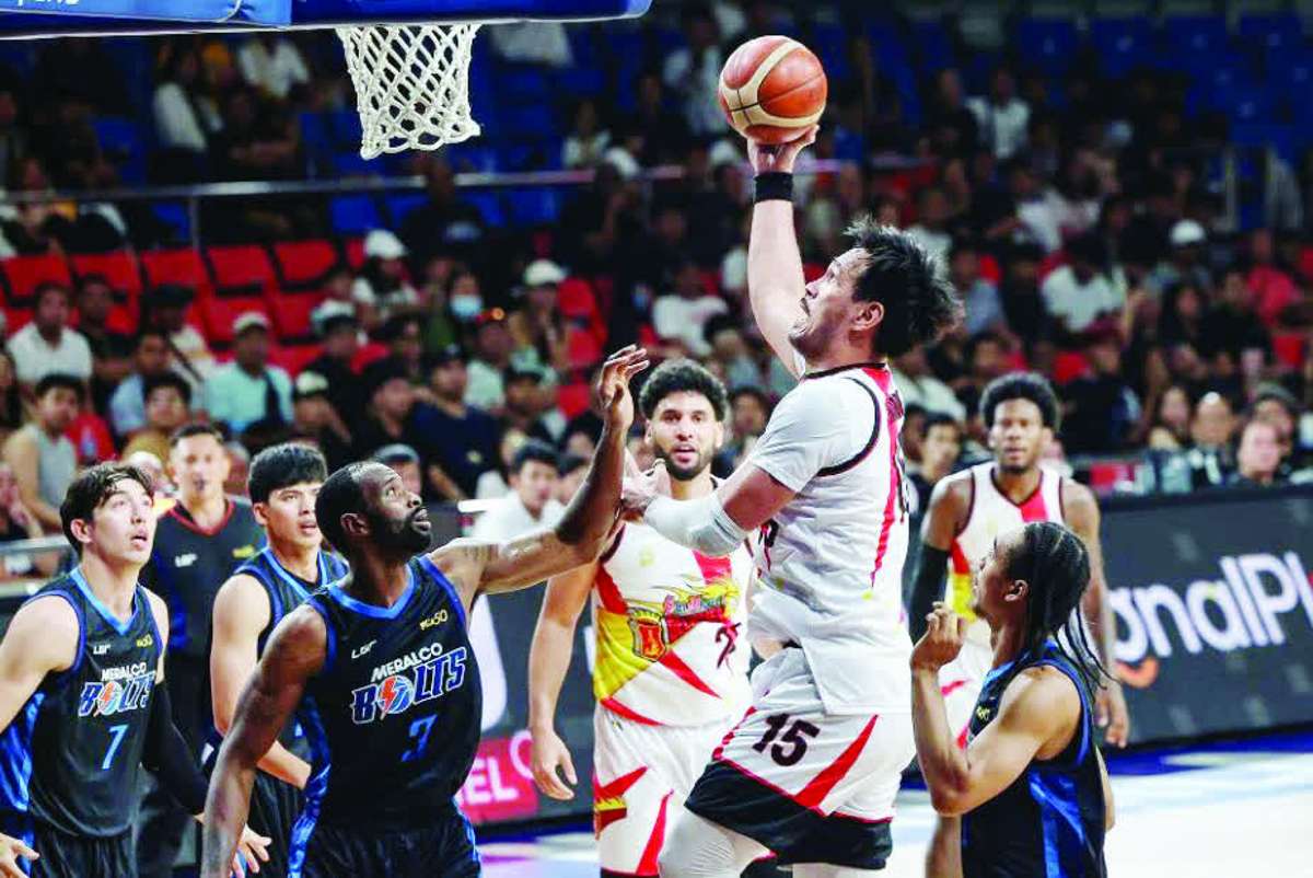 June Mar Fajardo led the San Miguel Beermen with 19 points, 17 rebounds and six steals against the Meralco Bolts in the PBA Season 50 Commissioner’s Cup. (PBA Images)