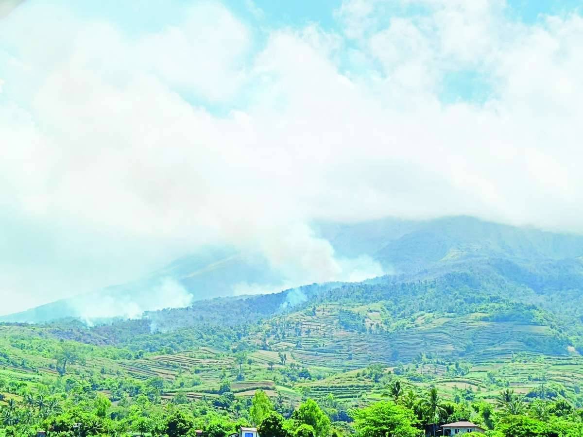 More than 100 hectares of forestland in the Mount Kanlaon Natural Park, as seen from Barangay Masulog in Negros Oriental’s Canlaon City, caught fire due to extreme heat. Coordination between the Bureau of Fire Protection and local disaster response units is ongoing to contain the blaze that started on April 19, 2026. (Leah Pahayahay Martinez photo)
