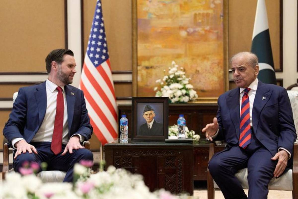 Vice President JD Vance sits down with Prime Minister Shehbaz Sharif in Islamabad to hold talks on Iran in Islamabad on April 11. AP-Yonhap