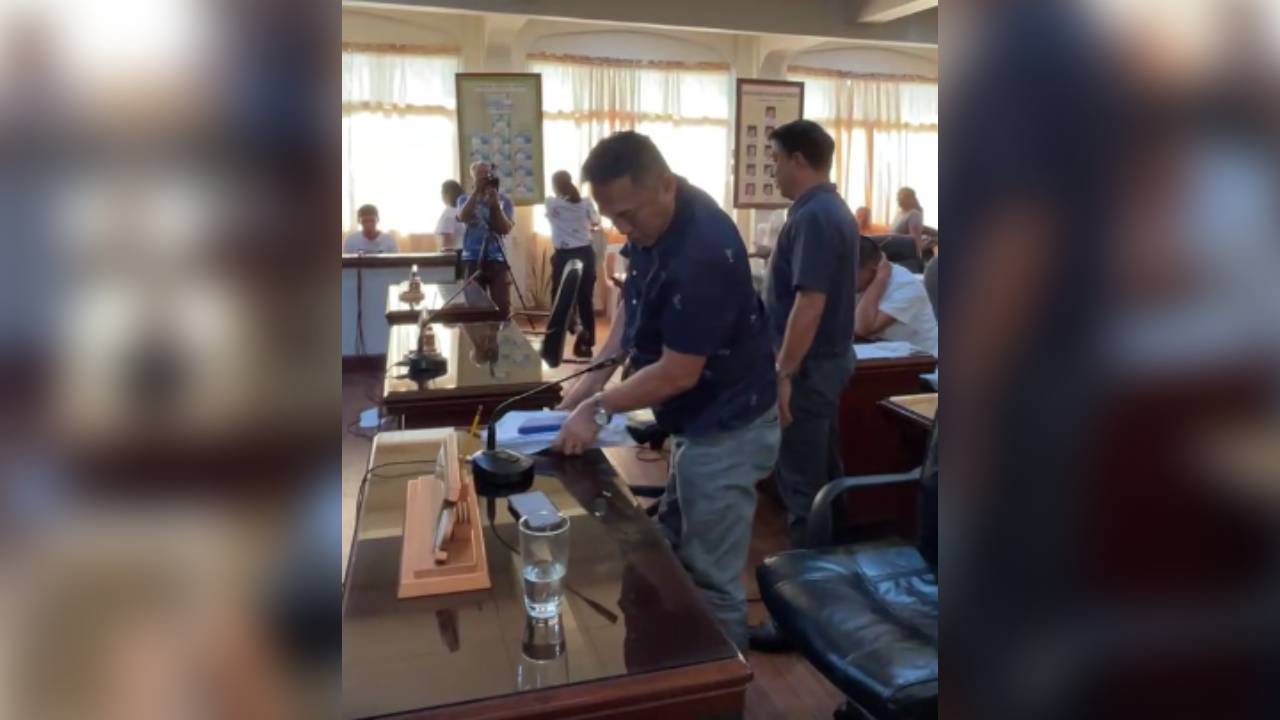The council session, which was streamed live on social media, drew reactions from netizens, further amplifying the issue beyond the session hall. (La Carlota City PIO video screengrab)