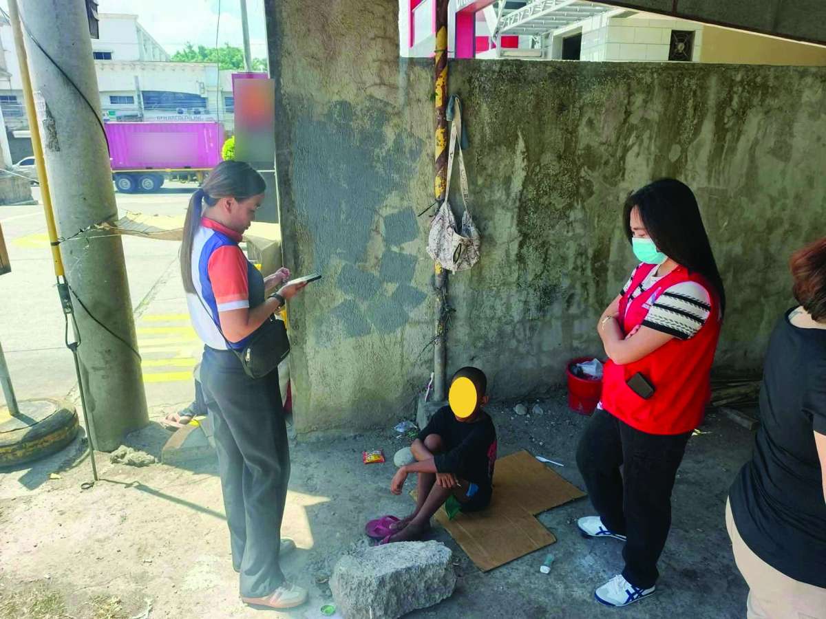 Four of the rescued minors were found to have been involved in inhalant sniffing, as the Bacolod City Department of Social Services and Development highlighted ongoing concerns about substance exposure among street-connected youth. (dyHB RMN Bacolod photo)