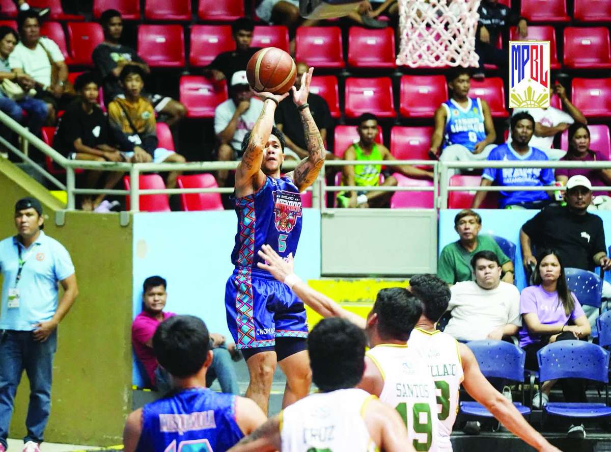 Bacolod Masskara's Marjun Wahing pulls up for a shot. (MPBL photo)