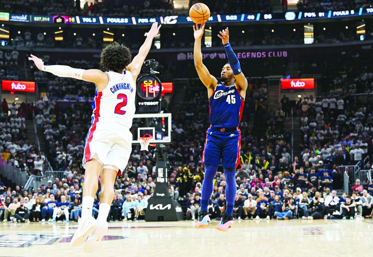 Donovan Mitchell (right) of the Cleveland Cavaliers shoots the ball over Cade Cunningham of the Detroit Pistons. (Jason Miller / Getty Images North America / AFP photo)