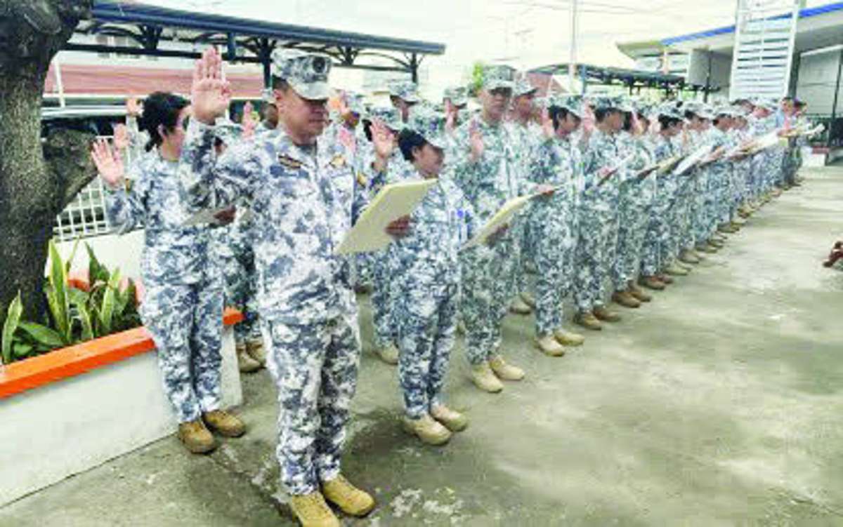 Commodore Christopher Auro (left, first row), commander of the Coast Guard District Southern Visayas, leads the oath-taking and signing of the affidavit of undertaking for the agency's Zero Drug Tolerance Policy. More than 1,000 Coast Guard personnel in the Negros Island Region, under Auro's leadership, participated in the nationwide simultaneous activity. (PNA photo)