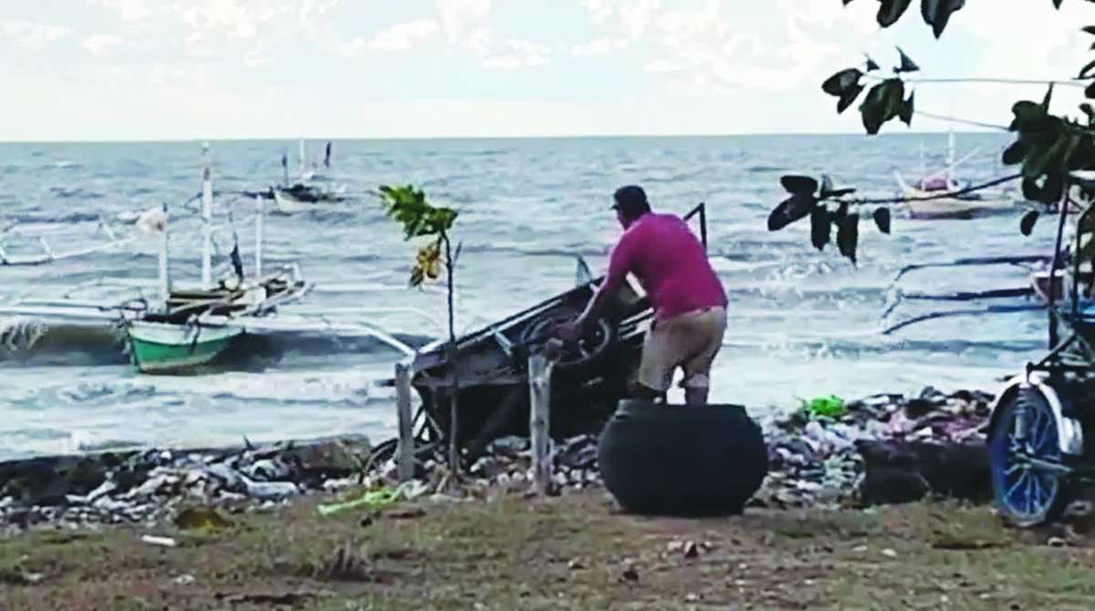 The Bacolod City Legal Office is set to take action regarding a person who was caught on video allegedly dumping garbage along the shoreline of a beach resort in Barangay Punta Taytay on Sunday, May 24, 2026. (Bacolod CCO photo)