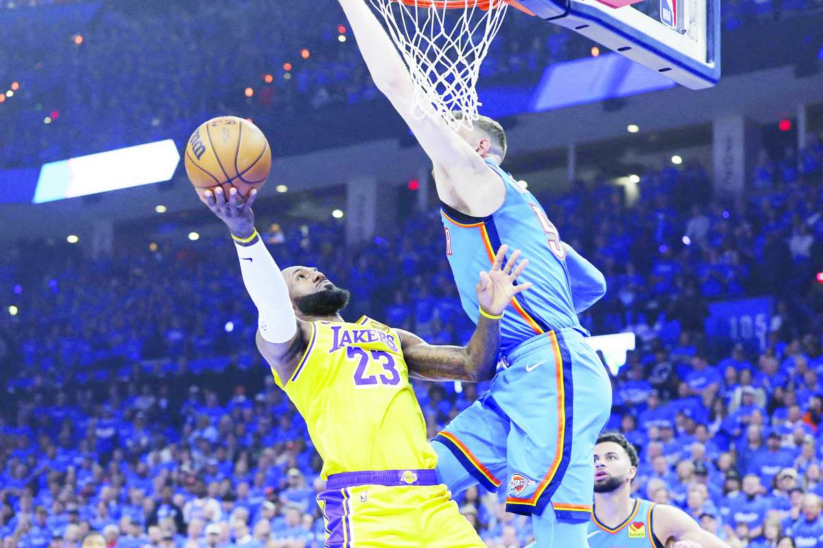 Los Angeles Lakers forward LeBron James (left) goes up for a basket as Oklahoma City Thunder center Isaiah Hartenstein defends in Game 1 of the NBA playoffs. (Alonzo Adams / Imagn Images)