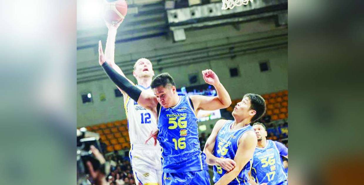 Magnolia Chicken Timplados Hotshots import Clint Chapman against TNT Tropang 5G guard Roger Pogoy in the PBA Season 50 Commissioner’s Cup. (PBA Images)