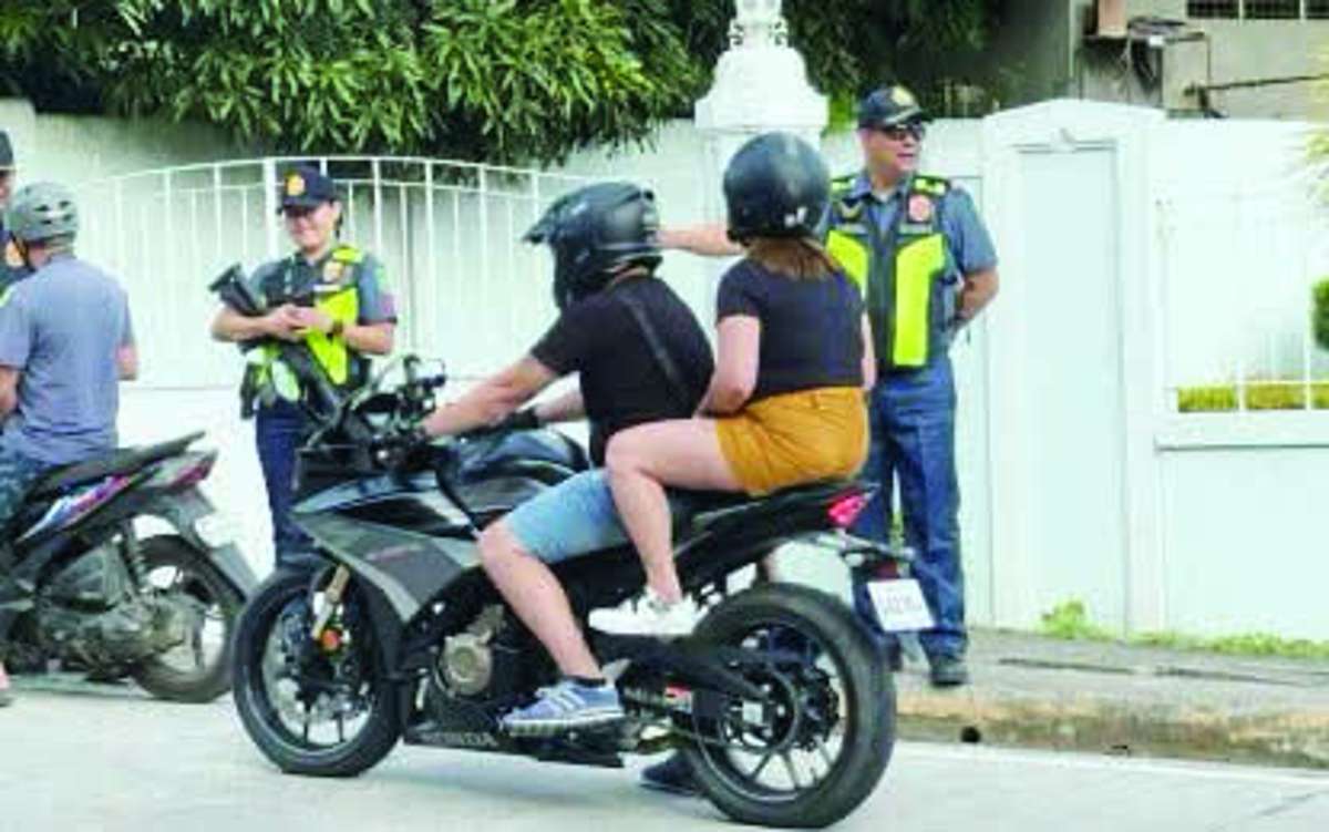 Police officers conduct a roadside inspection along the national highway in Valencia, Negros Oriental in this undated photo. The Provincial Highway Patrol Team in Negros Oriental welcomed the Land Transportation Office's (LTO) decision to allow first-time registration of motor vehicles at the newly inaugurated LTO Dumaguete District Office. (PNA / File photo)