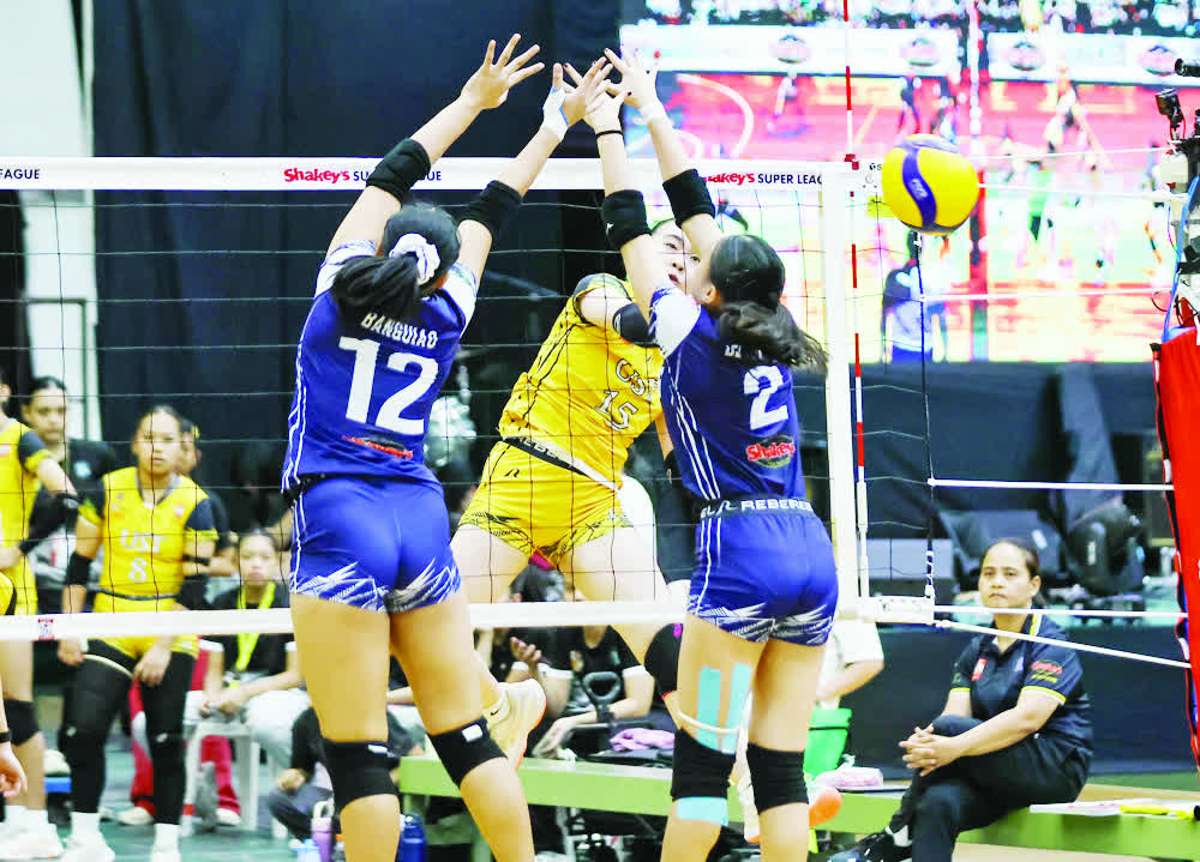 Negrense Kimberly Rubin of the University of Santo Tomas Junior Golden Tigresses scores against the defense of the Bacolod Tay Tung High School Thunderbolts. (SGVIL photo)