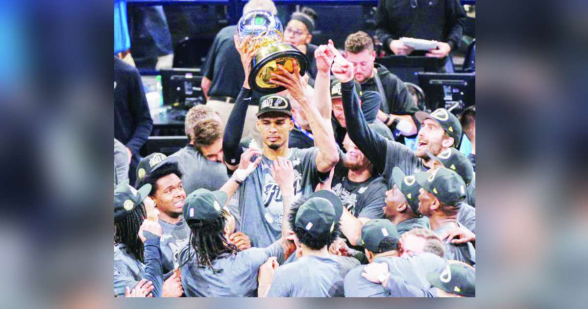 Victor Wembanyama and his San Antonio Spurs teammates celebrate their win over the Oklahoma City Thunder. (Nate Billings / AP photo)